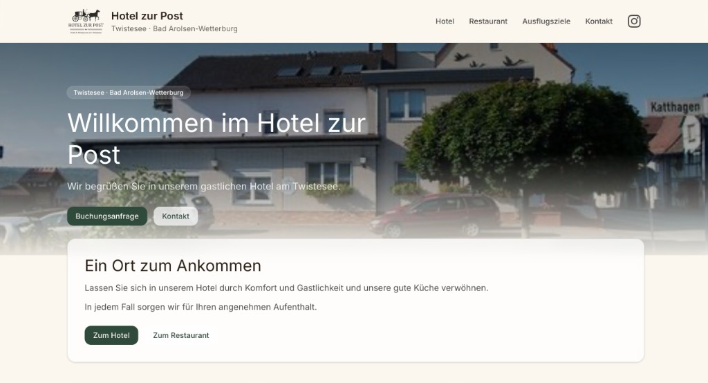 Screenshot der Startseite von Hotel zur Post am Twistesee mit Willkommensbereich und Buchungsanfrage